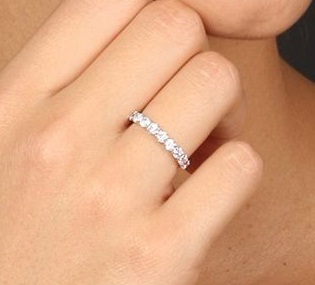 Une bague sertie de zirconias