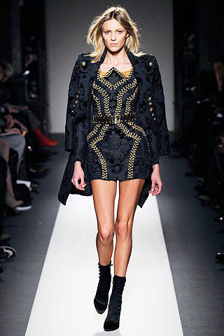 Mini robe noire motif velours et décorée d'or avec une veste longue assortie de la collection femme Balmain automne hiver 2010 2011