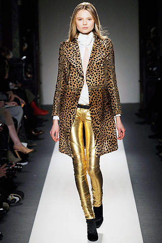 Redingote femme imprimé leopard pantalon slim doré chemise blanche à col Lavallière Balmain collection automne hiver 2010 2011
