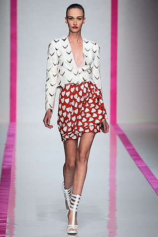 Blazer blanc à motifs coeur et jupe rouge à coeurs blanc Emmanuel Ungaro mode femme printemps été 2010