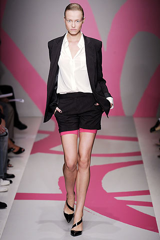 Blazer à épaulettes et short noir DKNY femme printemps été 2010