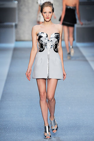 Robe blanche zippée, Karl Lagerfeld, collection printemps été 2010