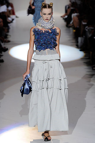 Top en ruch Marc Jacobs, collection femme printemps été 2010.