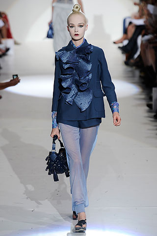 Veste cintrée et pantalon en soie Marc Jacobs, collection femme, printemps été 2010.