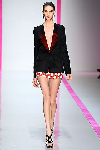 Veste tailleur noir et mini short rouge à coeur Emmanuel Ungaro mode femme printemps été 2010