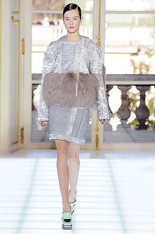 Veste futuriste argentée à plumes jupe à trous collection Balenciaga femme automne hiver 2010 2011