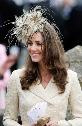 Chapeau à plumes beige Kate Middleton