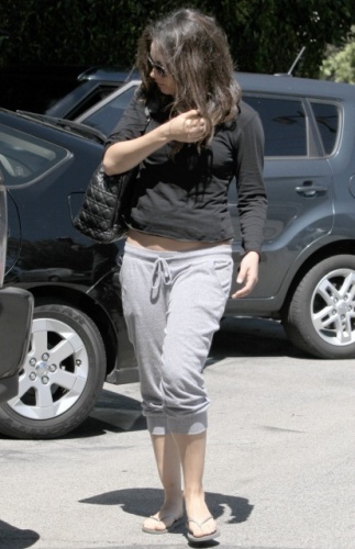 Mila Kunis déambule à Los Angeles dans un look négligé