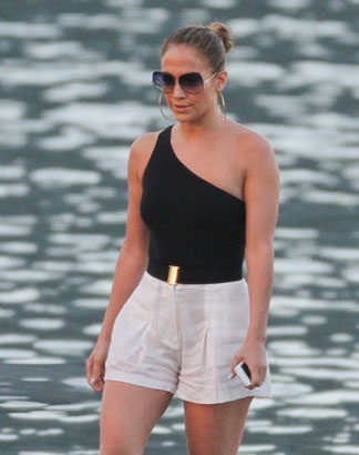 La tenue de plage de Jennifer Lopez