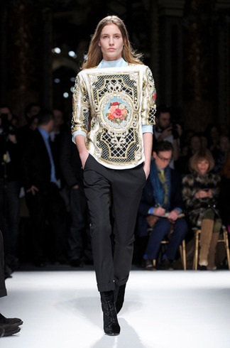 Le pull orné de broderies fastueuses chez Balmain 