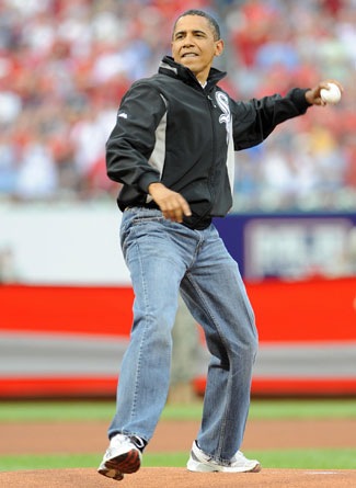 Barack Obama jouant au baseball, look casual