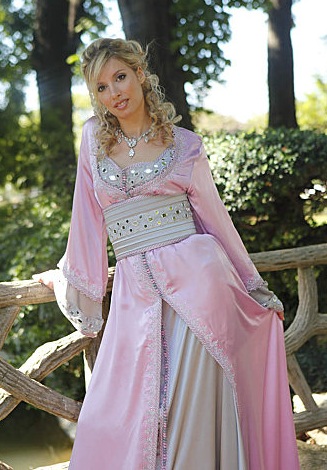 Caftan rose pailleté
