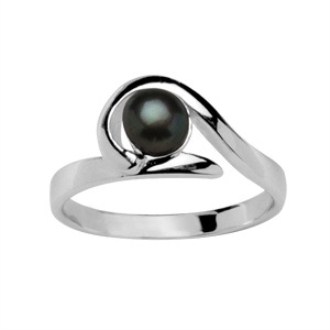 Bague coiffée d'une perle noire