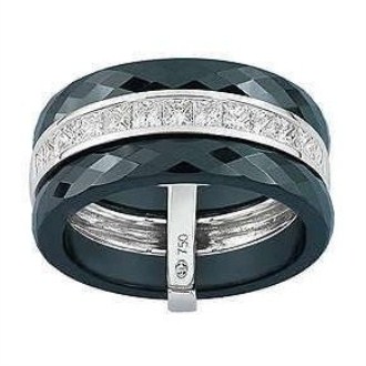 Une bague Guy Laroche en céramique noire