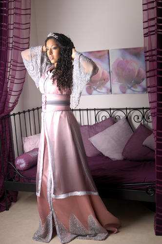 Caftan marocain aux tons pastel