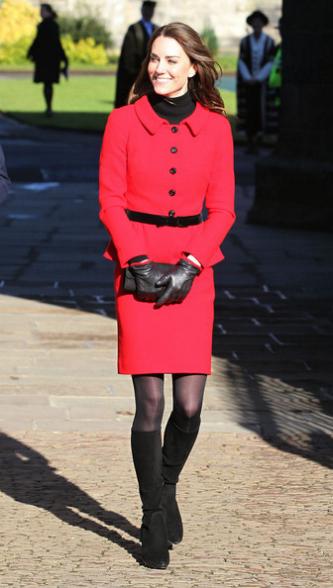 Kate Middleton en tailleur-jupe rouge