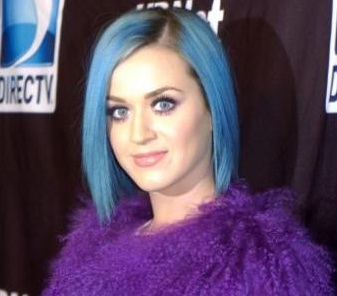 Katy perry adopte le bleu roi