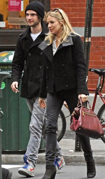 Sienna Miller et Tom Sturridge en couple