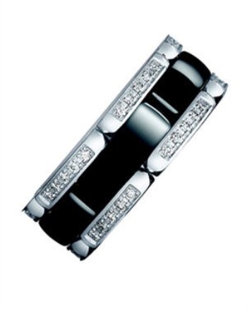 La bague « Ultra » en céramique de Chanel