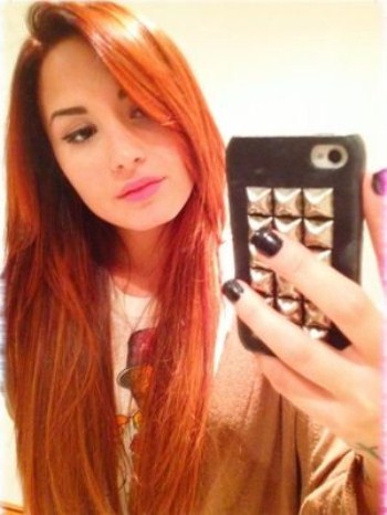 Demi Lovato incendiaire en rousse