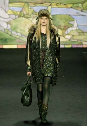 Robe à paillettes et Chapka Collection automne hiver 2010-2011 Anna Sui
