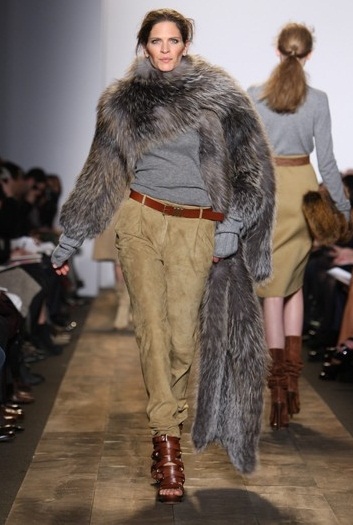 Pull en maille gris pantalon en peau retournée et long manteau de fourrure Michael Kors collection femme automne hiver 2010 2011