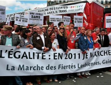 Arielle Dombasle est une fervente militante de la cause homosexuelle lors de la Gay pride 2011