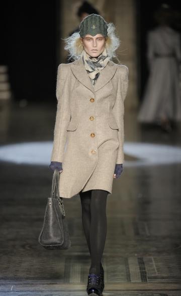 Manteau beige Vivienne Westwood à epaulettes hiver 2010 2011