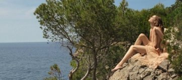 Vanessa Paradis sur les rochers à Ibiza