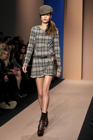 Robe grise motif tartan et casquette DKNY collection automne hiver 2010 2011 femme