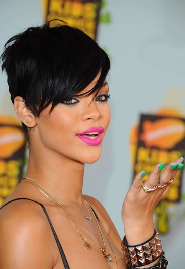 Rhianna surfe sur la tendance color block avec un vernis vert acidulé