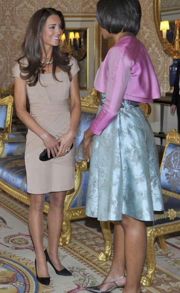 Kate Middleton en robe beige Reiss Shola escarpins et pochette noire lors de sa rencontre avec les Obama