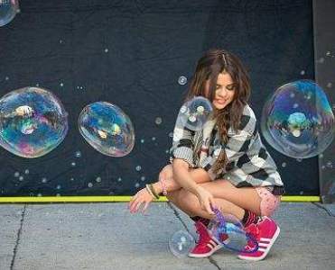 Selena Gomez, égérie Adidas NEO