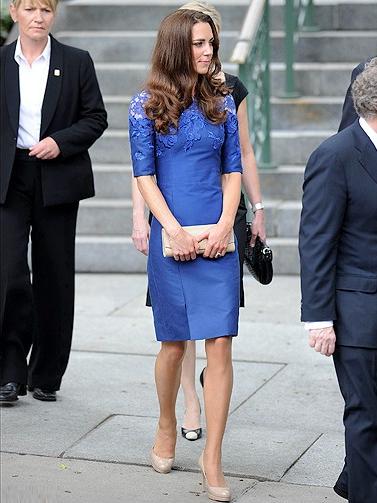 Kate Middleton dans une robe légèrement fendue