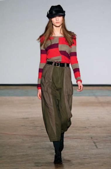 Sweat rayures orange et marron pantalon laine vert buisson Marc by Marc Jacobs automne hiver 2010 2011