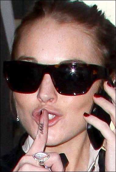 Lindsay Lohan, avec le tatouage Shhh... de Rihanna