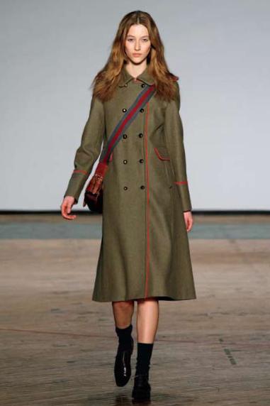 Long coat militaire olive petit sac rayé Marc by Marc Jacobs automne hiver 2011