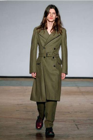 Ensemble militaire trench pantalon kaki Marc by Marc Jacobs collection automne hiver 2010 2011