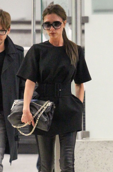 Victoria Beckham tout en noir dans ses créations