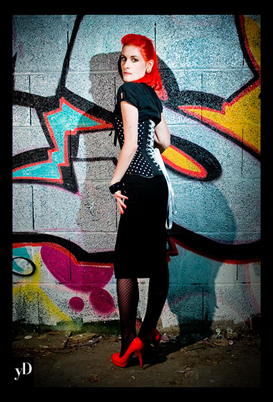 Corset à pois et chaussures rouges sur fond Graffiti.  