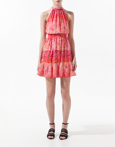 Robe courte motif à fleurs rose taille smockée jupe évasée Zara tendance Printemps-été 2012 