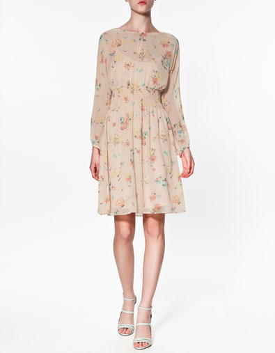 Robe rose motif fleuri et taille smockée manches longues ouverture sur buste Zara collection Printemps-été 2012 