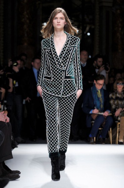 Un allure masculine avec un ensemble brodé de Balmain