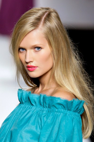 Coiffure naturelle raie sur le côté et bouche color block tendances beauté 2011