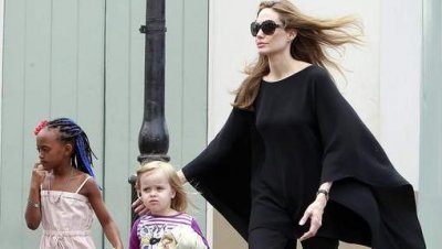 La fille d'Angelina Jolie, Zahara, adopte les cheveux bleus