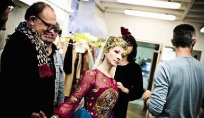 Le couturier Christian Lacroix et la danseuse étoile Isabelle Ciaravola lors d'une sénace d'essayage 