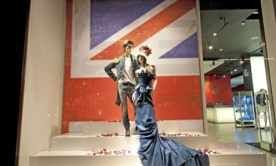 Vitrine Guess hommage au mariage princier par des tenues en denim