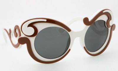 Lunettes soleil baroques Prada blanches et caramel collection capsule printemps été 2011