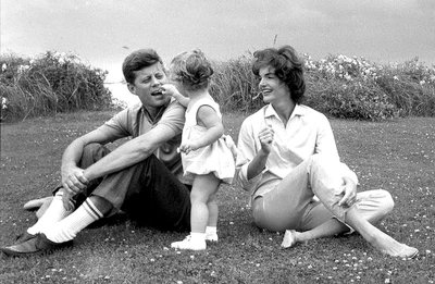 Jackie et John en vacance avec leur fille.