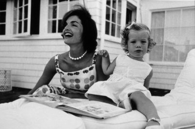 Jackie Kennedy en robe blanche à motif.